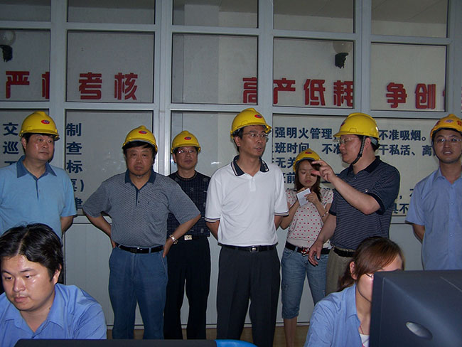 2007年6月21日，張家港市市長(cháng)王翔到集團核心企業(yè)華昌化工合成主控室參觀(guān)