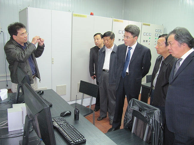 2010年10月11日，張家港市委副書(shū)記梁一波到集團下屬企業(yè)艾克沃公司考察