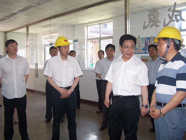 2012年7月26日，張家港市委書(shū)記徐美健冒著(zhù)高溫到華昌慰問(wèn)