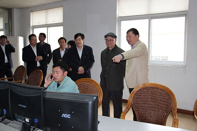 2013年4月20日，中國科學(xué)院朱兆良院士參觀(guān)集團核心企業(yè)華昌化工調度室